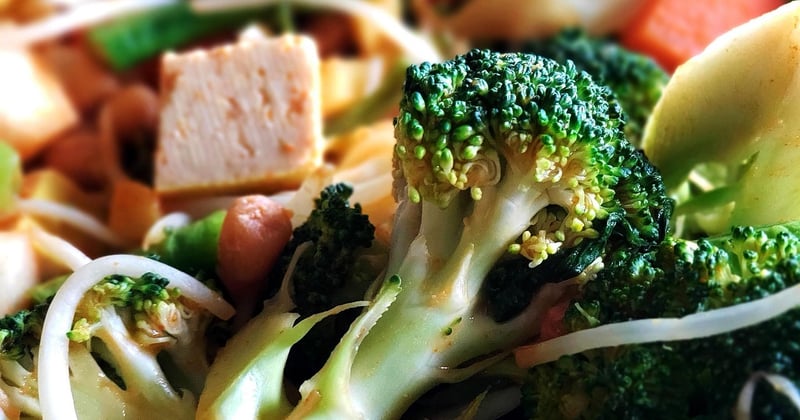 Wok de tofu mariné aux légumes croquants : la recette qui change tout